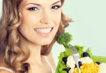 Un'abbronzatura perfetta con i cibi giusti e gli integratori solari