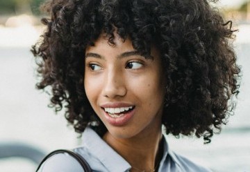 Sbiancamento denti: guida completa e consigli del farmacista